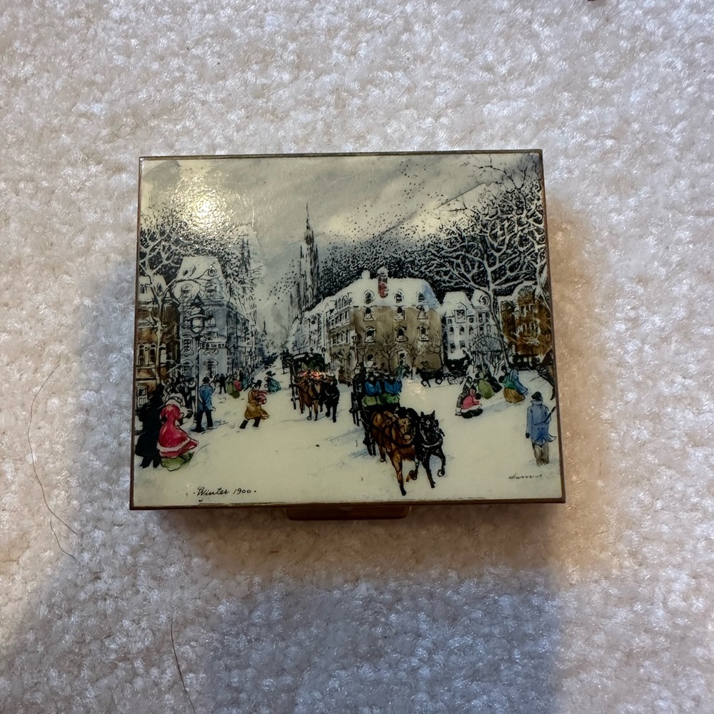 Vintage Winter Scene Compact